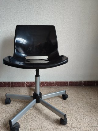 Silla de oficina giratoria negra