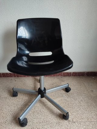 Silla de oficina giratoria negra
