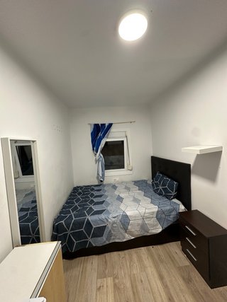 Arquiler habitación  con TV 55 para  CHICA (((SOLA
