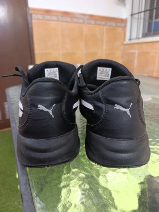 Zapatillas Baloncesto Puma Negras y Blancas