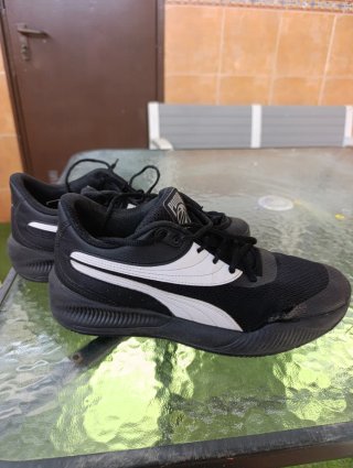 Zapatillas Baloncesto Puma Negras y Blancas