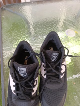 Zapatillas Baloncesto Puma Negras y Blancas