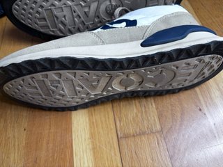 Zapatillas Ecoalf beige y blancas.