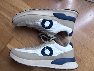 Zapatillas Ecoalf beige y blancas.