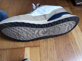 Zapatillas Ecoalf beige y blancas.