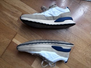 Zapatillas Ecoalf beige y blancas.