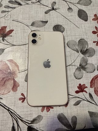 iPhone 11 de 64GB, más 5 fundas para el móvil