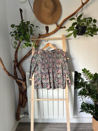 Blusa romántica de flores/pechera en nido de abeja