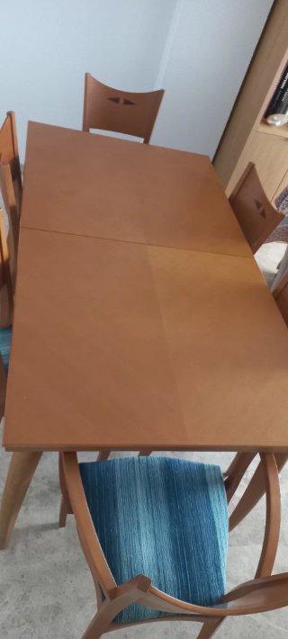 Mesa extensible con 6 sillas de madera