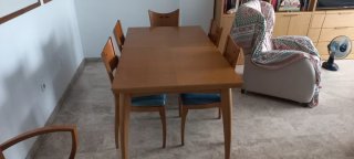 Mesa extensible con 6 sillas de madera