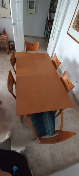 Mesa extensible con 6 sillas de madera