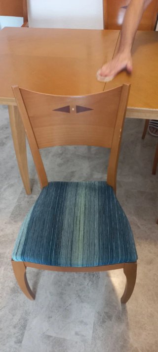 Mesa extensible con 6 sillas de madera