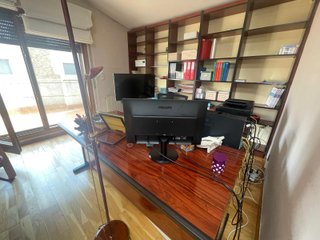 Muebles de despacho: estanterías y mesa