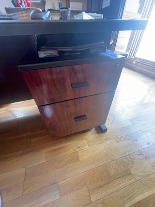 Muebles de despacho: estanterías y mesa
