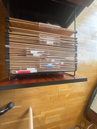 Muebles de despacho: estanterías y mesa