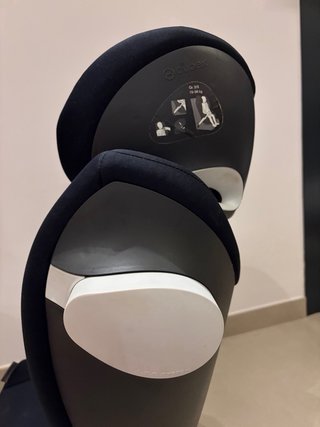 Silla de coche Cybex negra.
