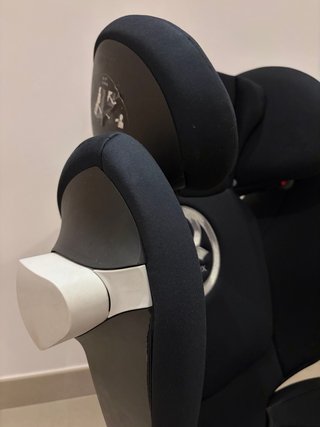 Silla de coche Cybex negra.