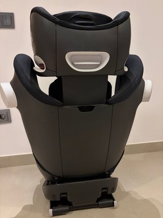 Silla de coche Cybex negra.