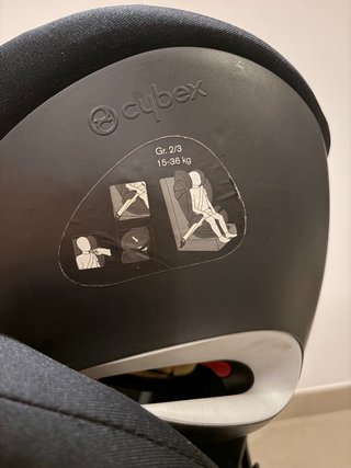 Silla de coche Cybex negra.
