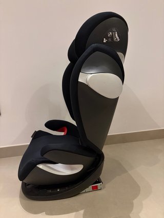 Silla de coche Cybex negra.