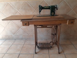 Máquina de coser antigua REFREY