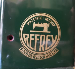 Máquina de coser antigua REFREY
