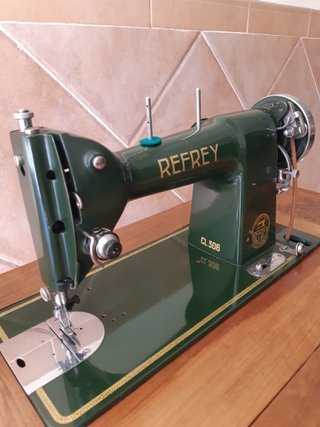 Máquina de coser antigua REFREY
