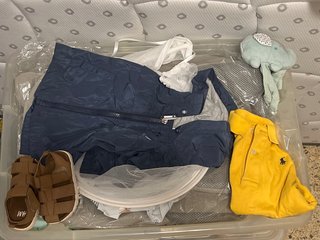 Caja con ropa de bebé niño y unisex