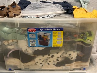 Caja con ropa de bebé niño y unisex
