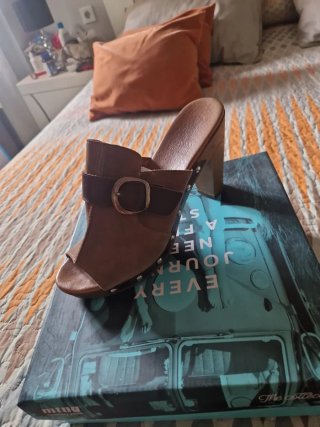 Zuecos de Piel