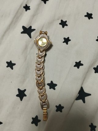 Reloj de pulsera dorado y plateado