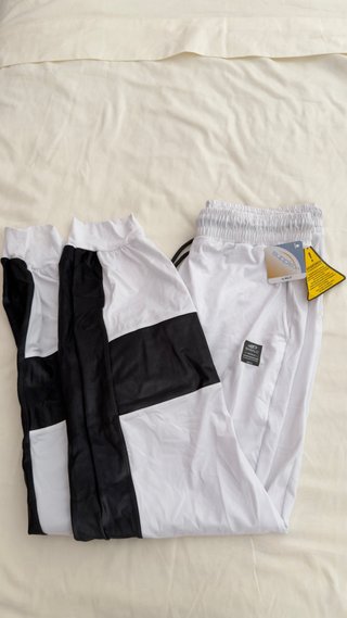 Jogger Blanco y Negro con Cordón