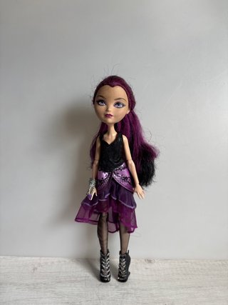 Muñeca con pelo morado y vestido