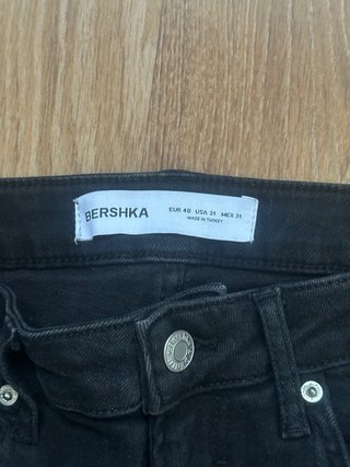 Vaquero negro roto Bershka T.40