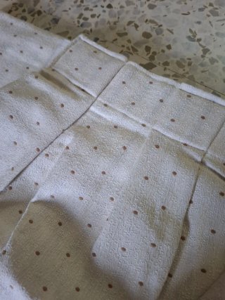 Cortina beige con puntos marrones