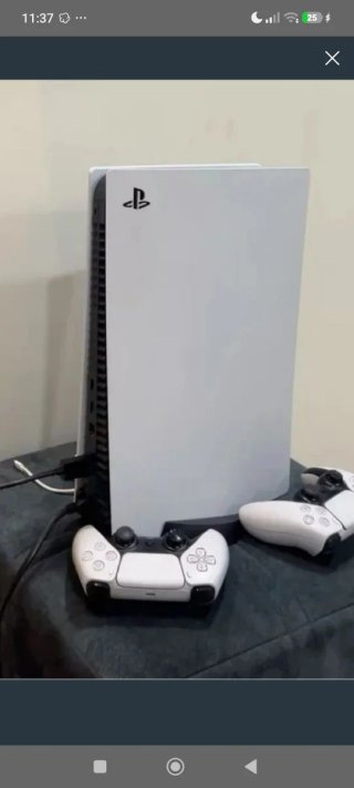 PlayStation 5 (PS5) con dos mandos