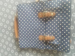 Mochila azul con lunares y asas de cuero