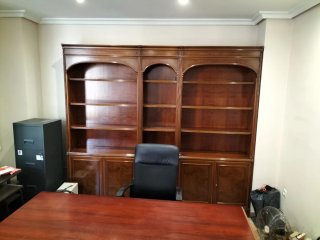 Mueble y mesa de madera con 2 sillas confidente