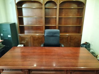 Mueble y mesa de madera con 2 sillas confidente