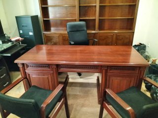Mueble y mesa de madera con 2 sillas confidente