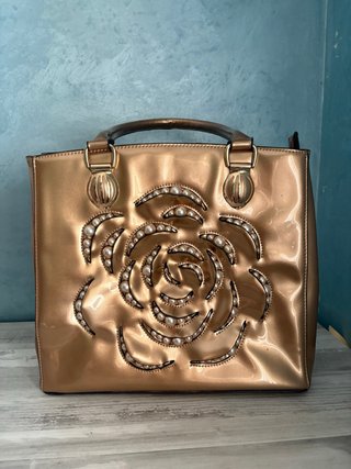 Bolso Dorado con Detalle de Flor y Perlas