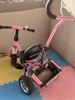 Triciclo infantil rosa con barra de empuje