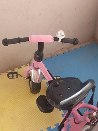 Triciclo infantil rosa con barra de empuje