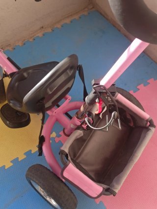 Triciclo infantil rosa con barra de empuje
