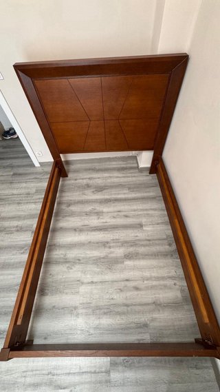 Estructura de cama de madera con somier