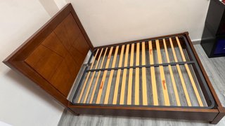 Estructura de cama de madera con somier