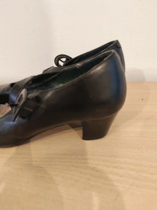Zapatos negros de tacón con hebilla