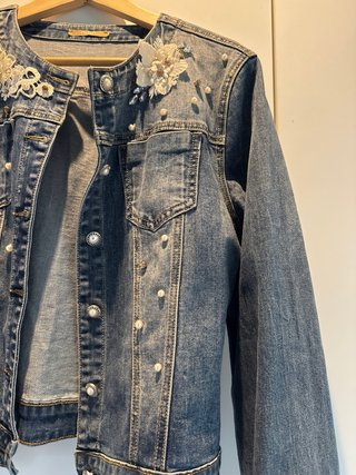 Giacca di jeans decorata Veste una L