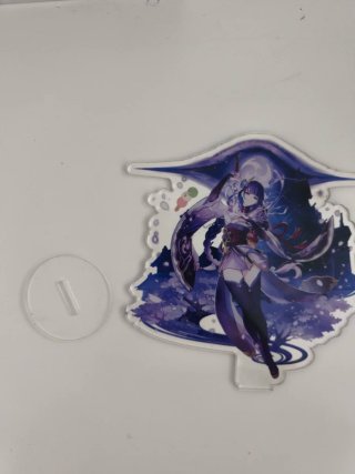 Genshin Impact figura y cartas de anime.