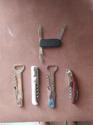 Set di 4 cavatappi e coltellino multiuso